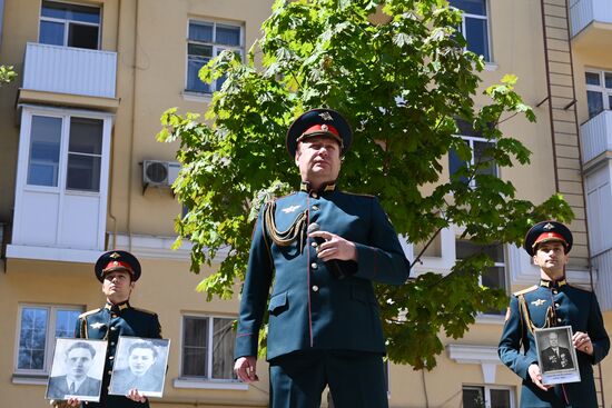 Артисты ансамбля песни и пляски ЮВО исполнили военные песни для жителей Ростова-на-Дону