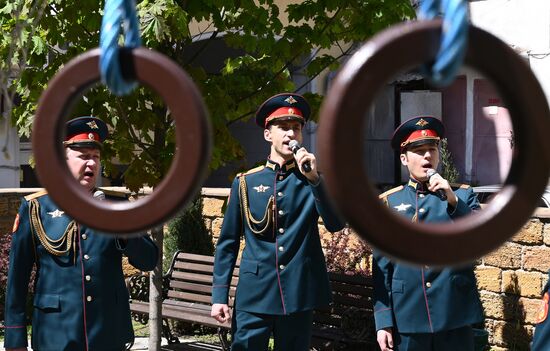 Артисты ансамбля песни и пляски ЮВО исполнили военные песни для жителей Ростова-на-Дону