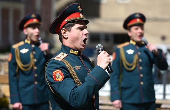 Артисты ансамбля песни и пляски ЮВО исполнили военные песни для жителей Ростова-на-Дону