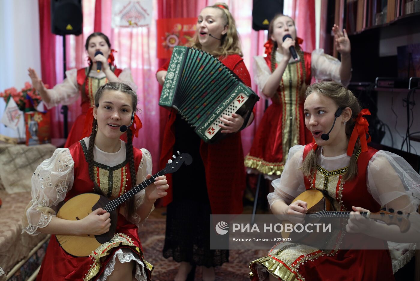Семья из Краснодара во время самоизоляции записывает концерт для трансляции в Instagram 