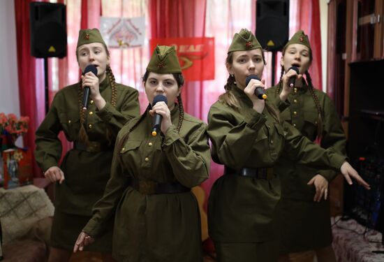 Семья из Краснодара во время самоизоляции записывает концерт для трансляции в Instagram 