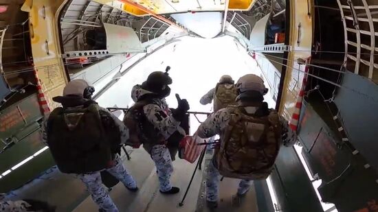 ВДВ первыми в мире десантировались с нижней границы стратосферы в Арктике