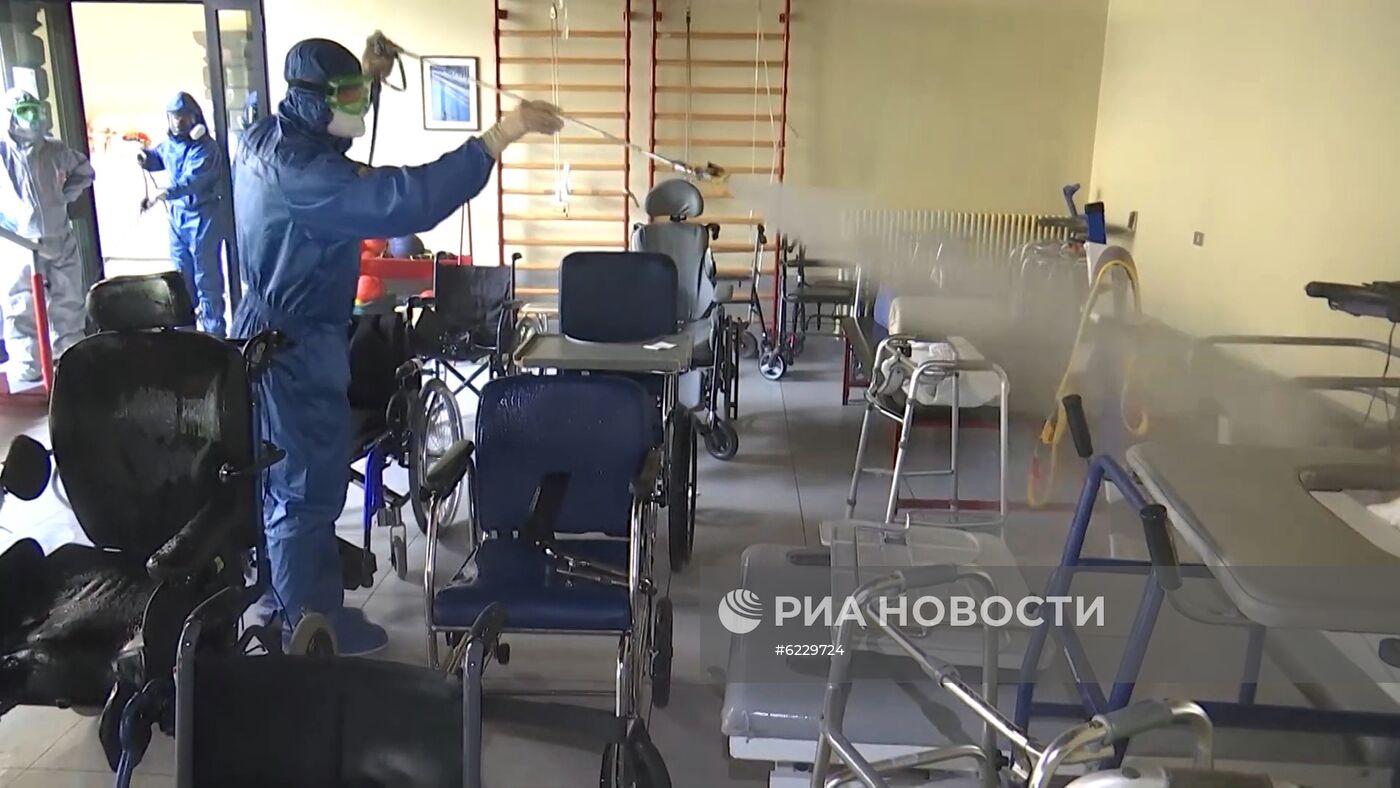 Военные специалисты РФ провели обработку пансионата для пожилых людей в Италии