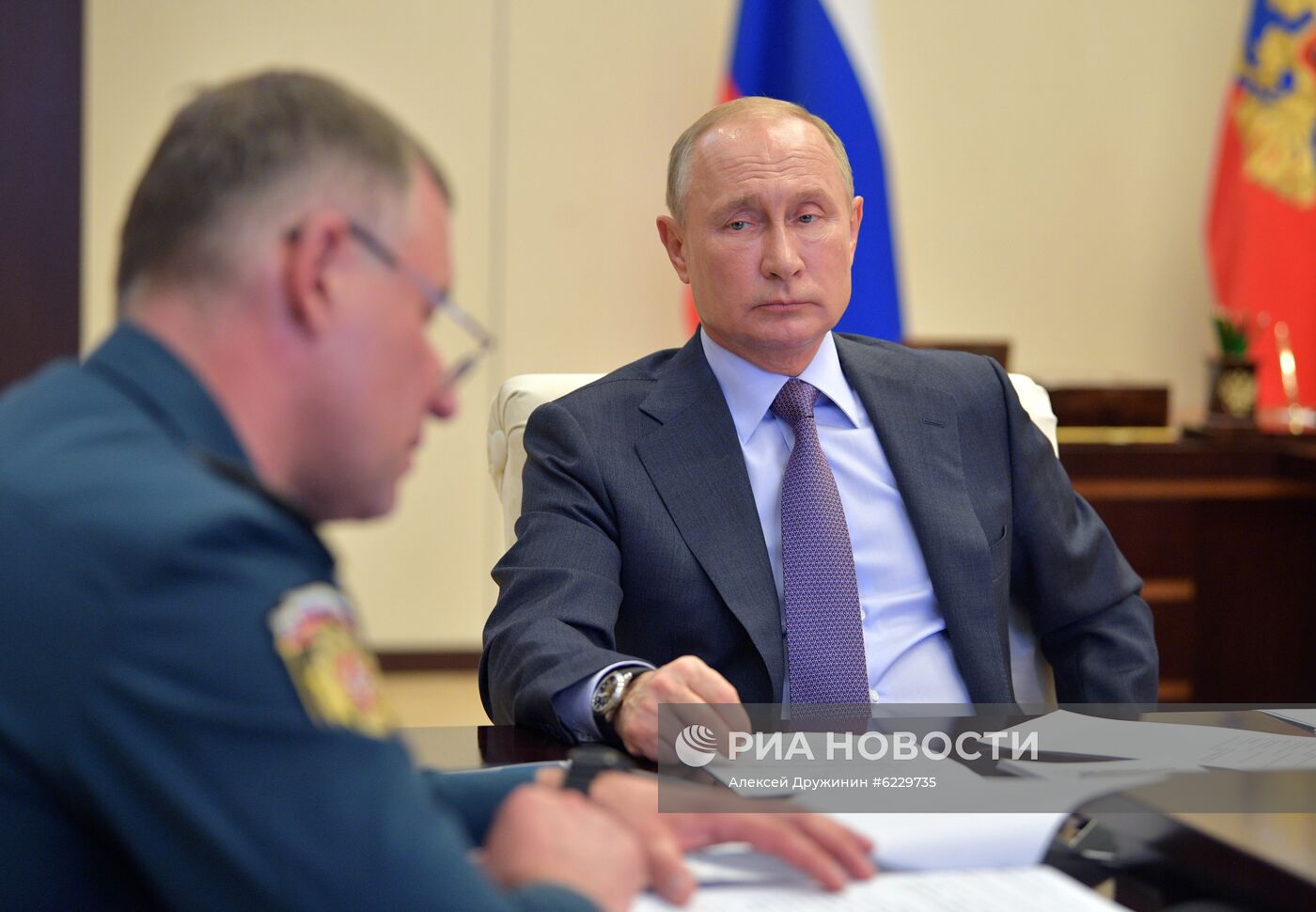 Президент РФ В. Путин провел совещание о ситуации с паводками и пожарами в регионах