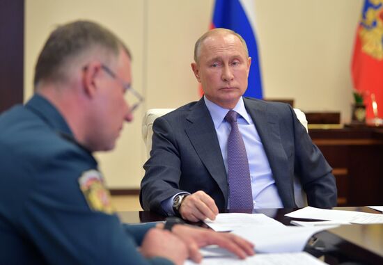 Президент РФ В. Путин провел совещание о ситуации с паводками и пожарами в регионах