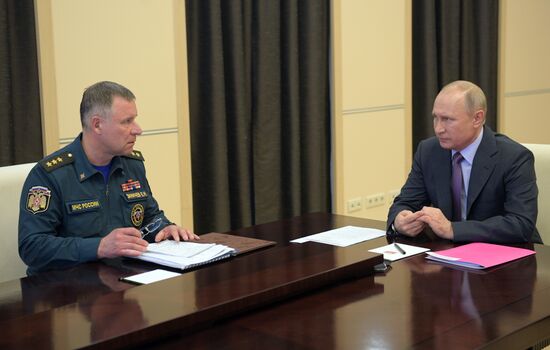 Президент РФ В. Путин провел совещание о ситуации с паводками и пожарами в регионах