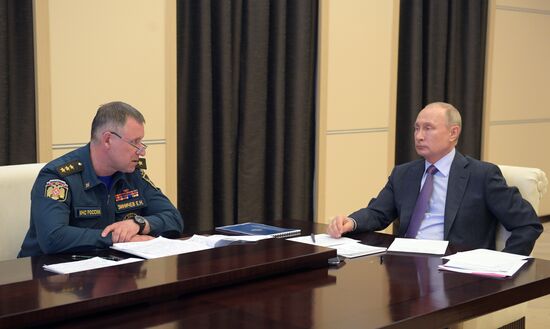 Президент РФ В. Путин провел совещание о ситуации с паводками и пожарами в регионах