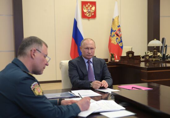 Президент РФ В. Путин провел совещание о ситуации с паводками и пожарами в регионах
