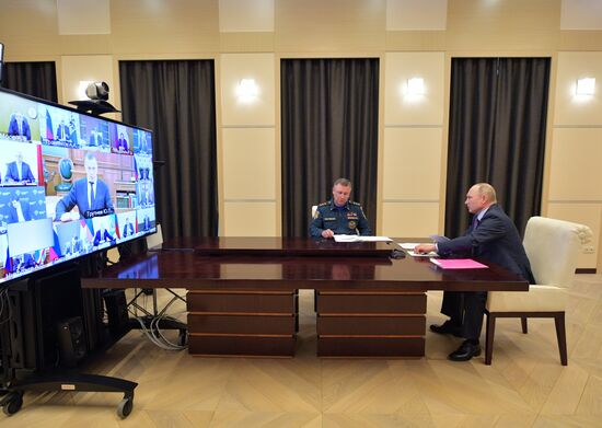 Президент РФ В. Путин провел совещание о ситуации с паводками и пожарами в регионах
