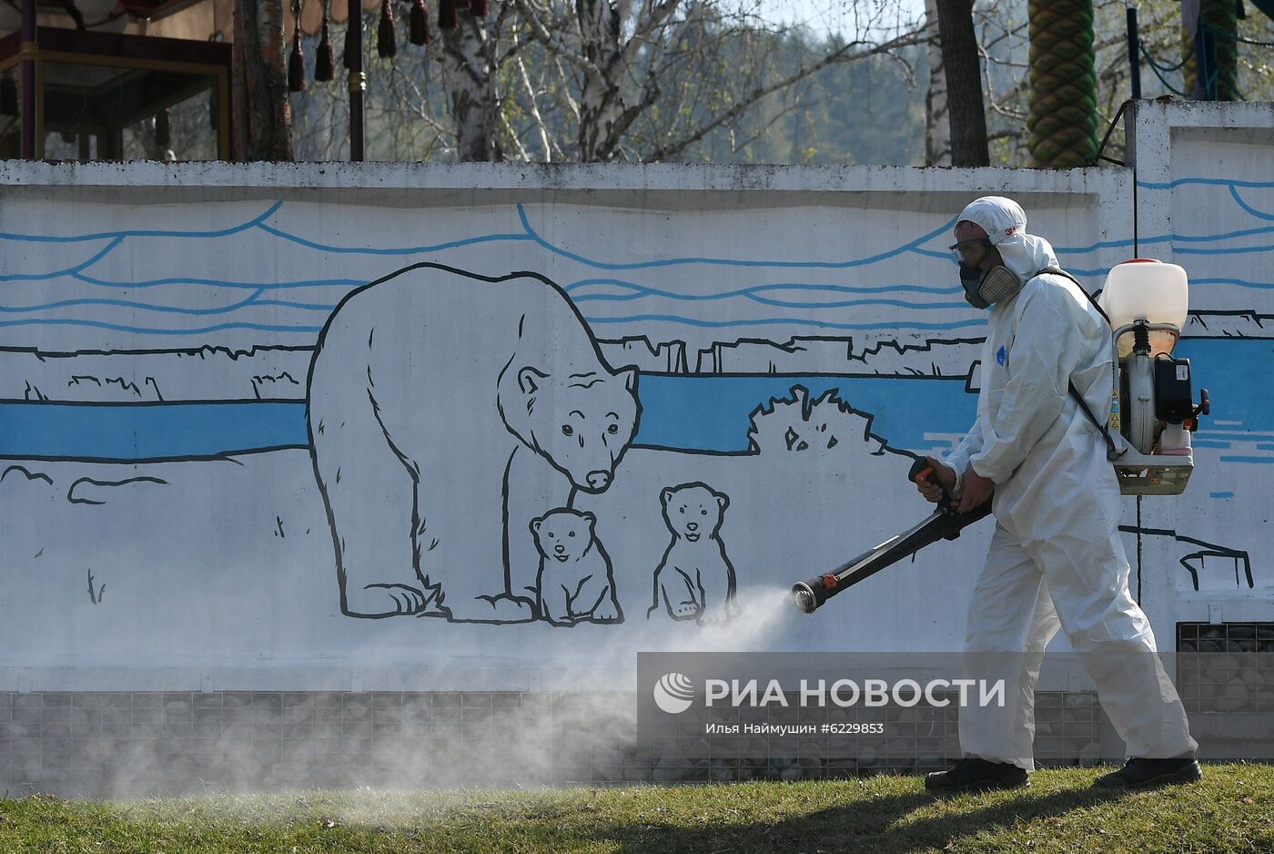 Профилактика распространения клещей в зоопарке "Роев ручей"