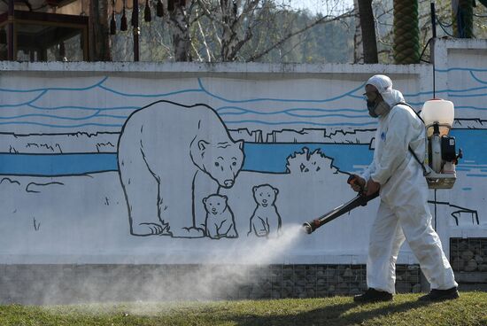 Профилактика распространения клещей в зоопарке "Роев ручей"