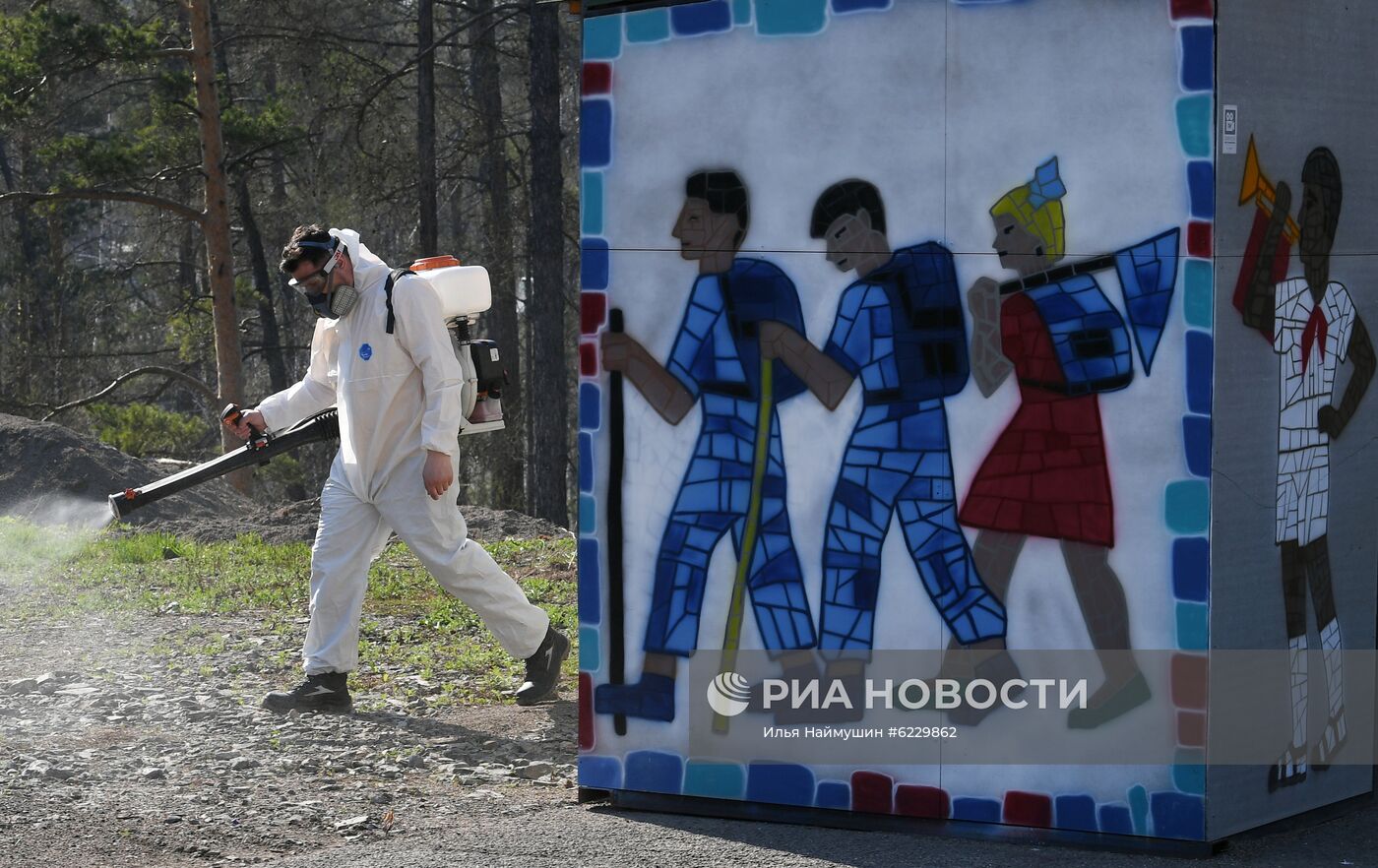 Профилактика распространения клещей в зоопарке "Роев ручей"