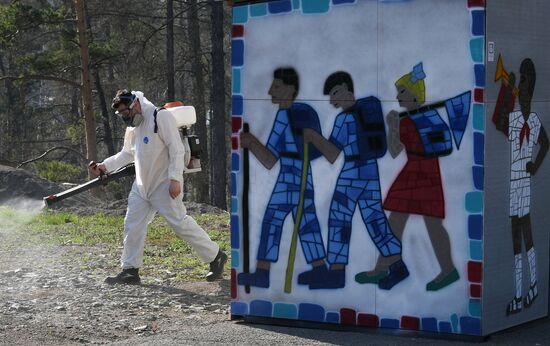 Профилактика распространения клещей в зоопарке "Роев ручей"