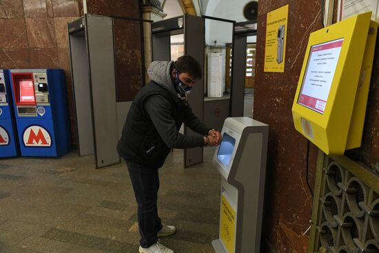 В метро появились автоматические санитайзеры