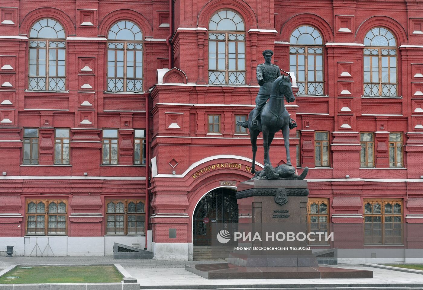 Реставрация памятника маршалу Жукову на Манежной площади завершена