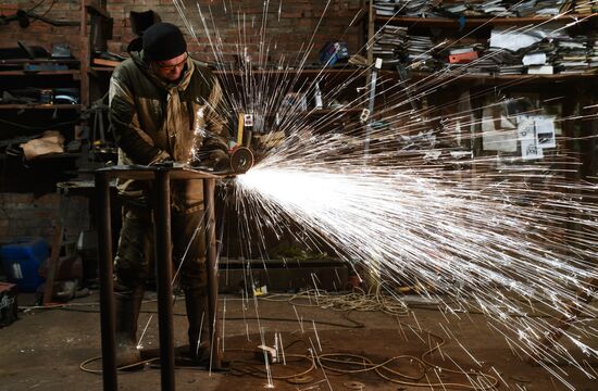 Мастер в Новосибирской области делает копии боевой техники времен ВОВ