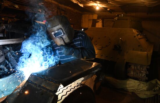 Мастер в Новосибирской области делает копии боевой техники времен ВОВ