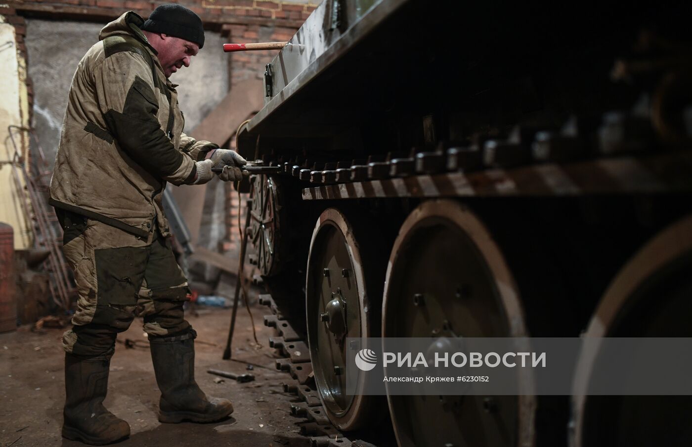 Мастер в Новосибирской области делает копии боевой техники времен ВОВ