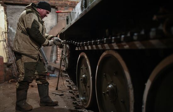 Мастер в Новосибирской области делает копии боевой техники времен ВОВ