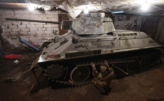 Мастер в Новосибирской области делает копии боевой техники времен ВОВ