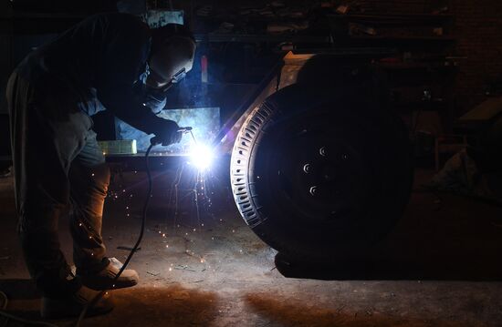 Мастер в Новосибирской области делает копии боевой техники времен ВОВ
