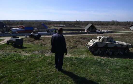 Мастер в Новосибирской области делает копии боевой техники времен ВОВ