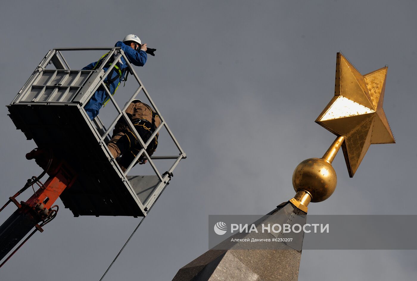 Проведение работ по плановому уходу на обелиске "Городу-герою Ленинграду"