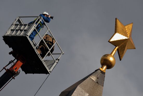 Проведение работ по плановому уходу на обелиске "Городу-герою Ленинграду"