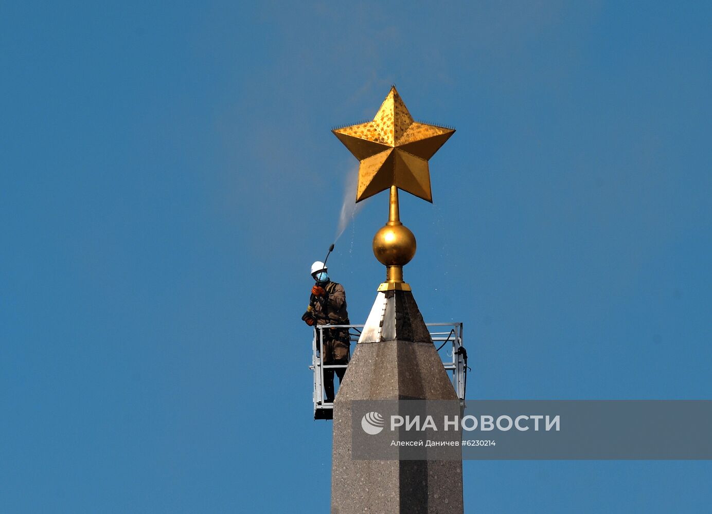 Проведение работ по плановому уходу на обелиске "Городу-герою Ленинграду"