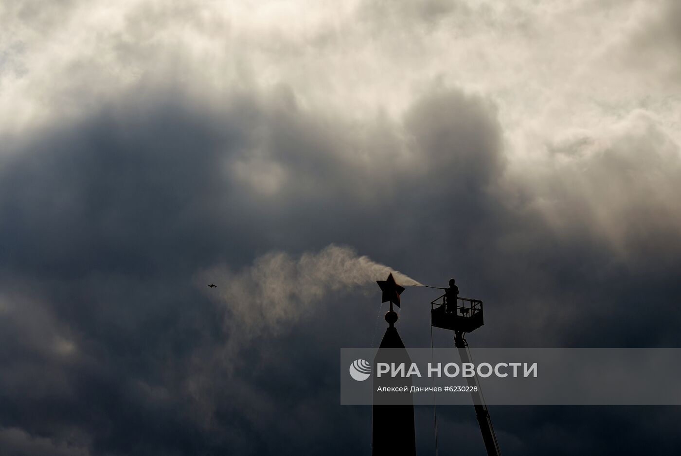 Проведение работ по плановому уходу на обелиске "Городу-герою Ленинграду"