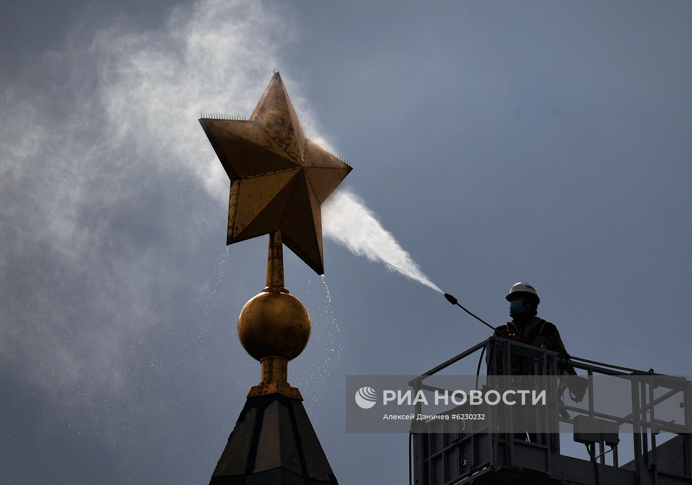 Проведение работ по плановому уходу на обелиске "Городу-герою Ленинграду"