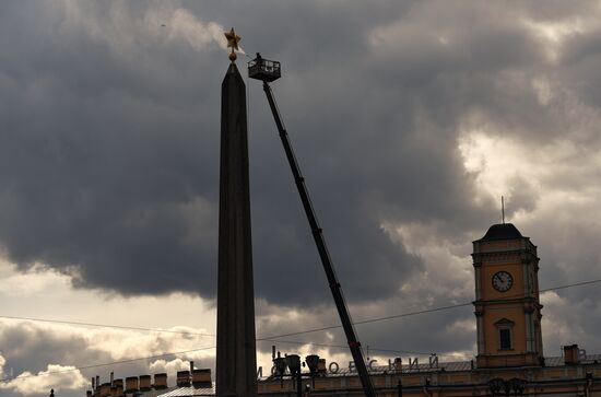 Проведение работ по плановому уходу на обелиске "Городу-герою Ленинграду"