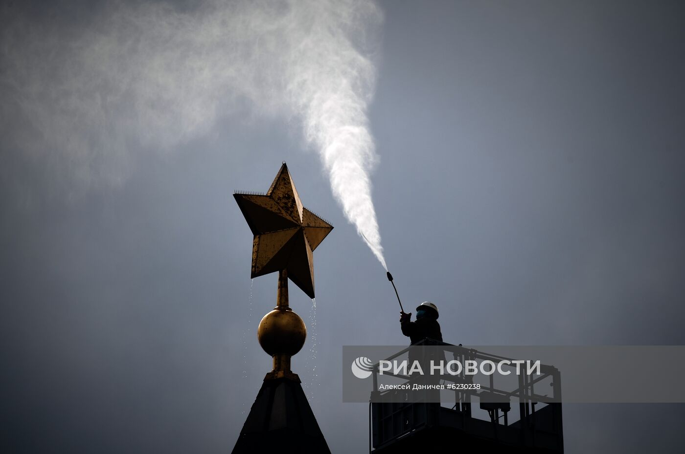 Проведение работ по плановому уходу на обелиске "Городу-герою Ленинграду"