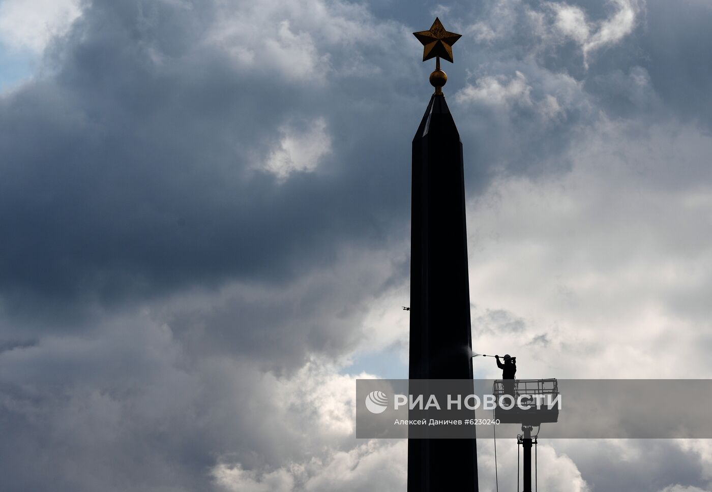 Проведение работ по плановому уходу на обелиске "Городу-герою Ленинграду"