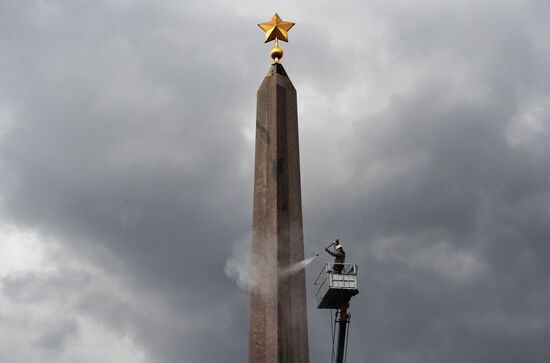Проведение работ по плановому уходу на обелиске "Городу-герою Ленинграду"