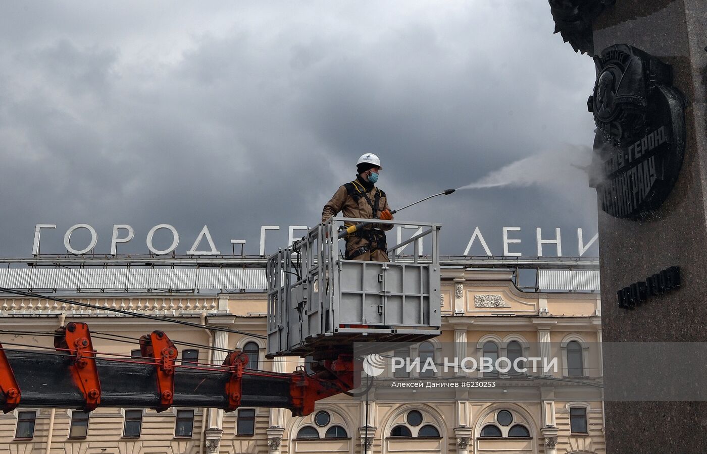 Проведение работ по плановому уходу на обелиске "Городу-герою Ленинграду"