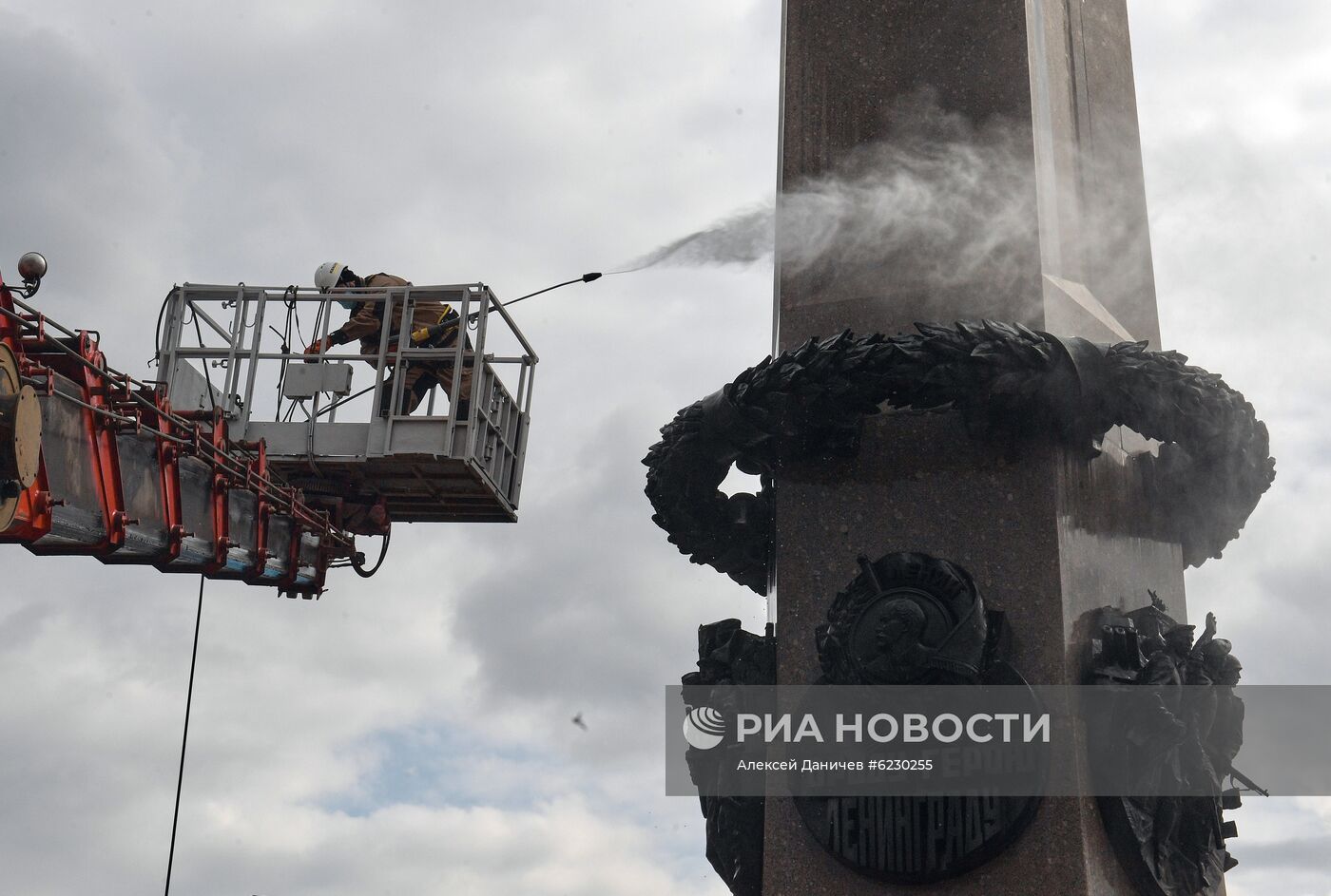 Проведение работ по плановому уходу на обелиске "Городу-герою Ленинграду"