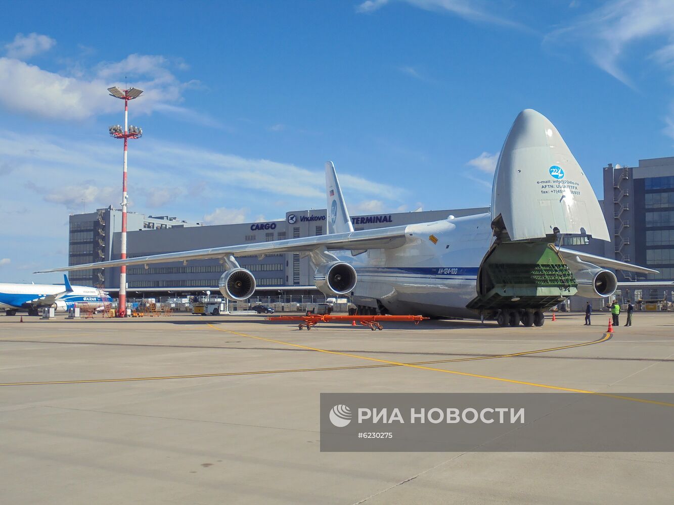 Спецборт доставил из Китая в Москву защитные костюмы для медиков