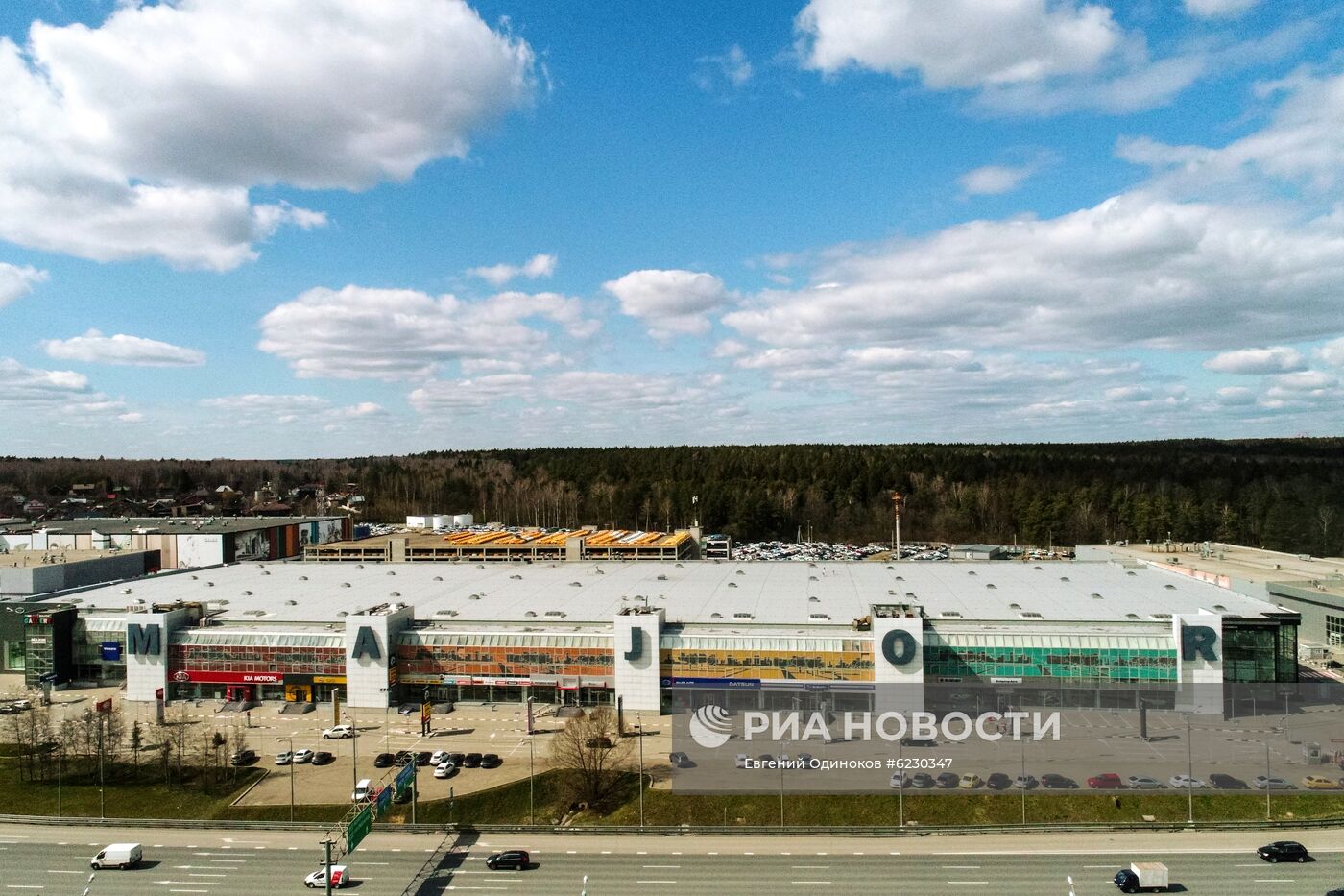 Автомобили в дилерском центре 