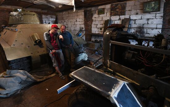 Мастер в Новосибирской области делает копии боевой техники времен ВОВ