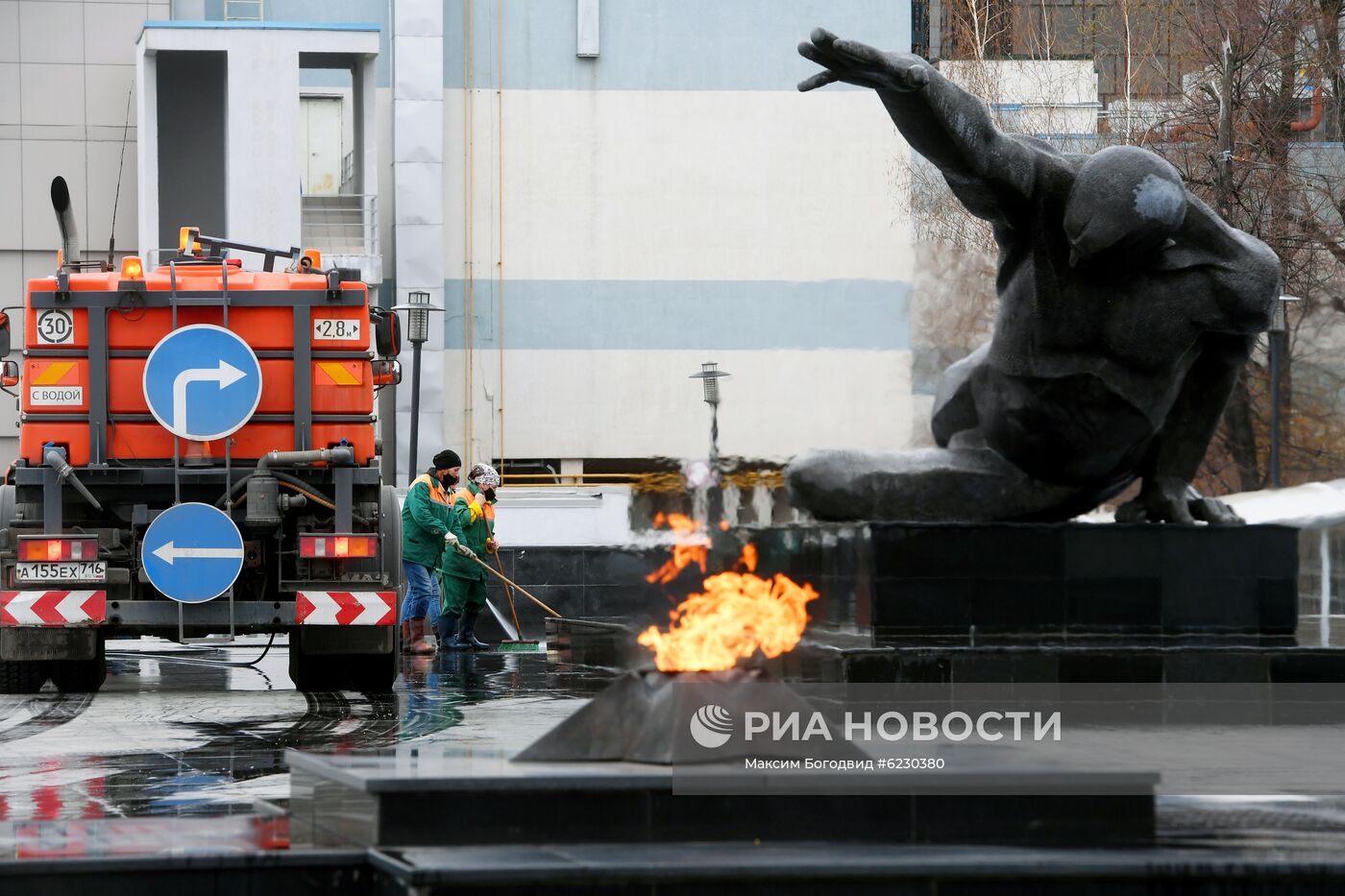 Мойка мемориального комплекса в Казани