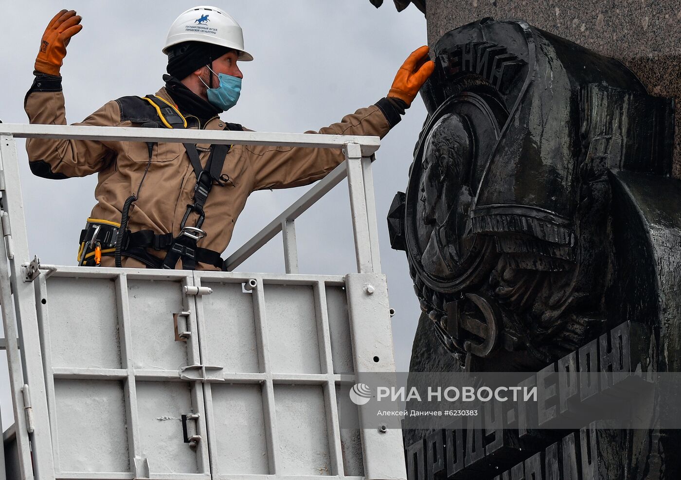 Проведение работ по плановому уходу на обелиске "Городу-герою Ленинграду"