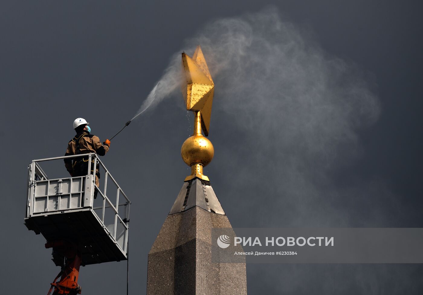 Проведение работ по плановому уходу на обелиске "Городу-герою Ленинграду"