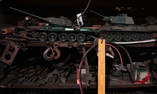 Мастер в Новосибирской области делает копии боевой техники времен ВОВ