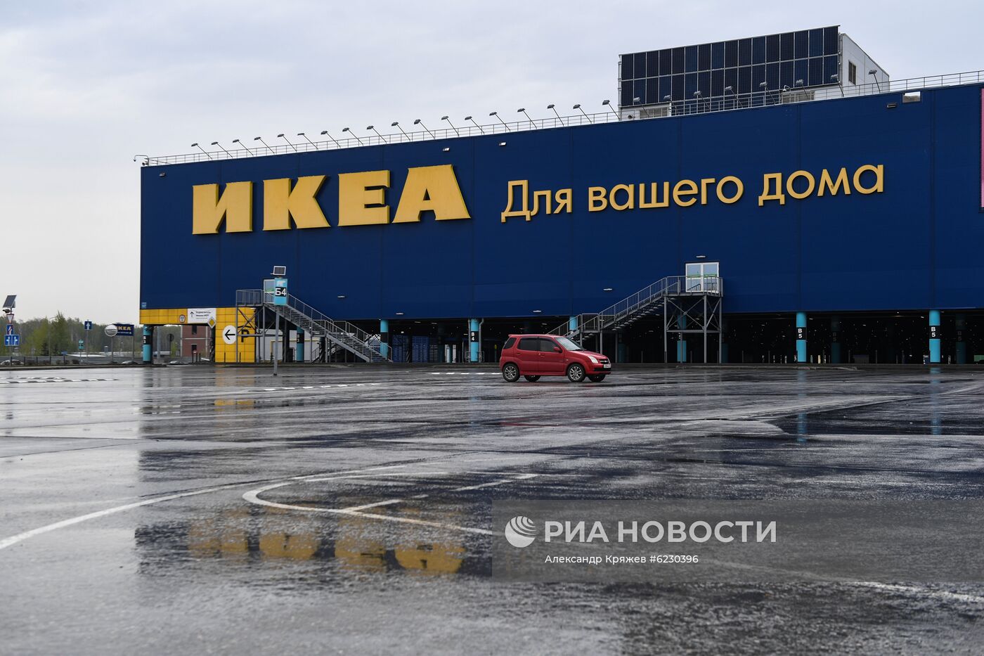 Пустая парковка возле магазина IKEA | РИА Новости Медиабанк