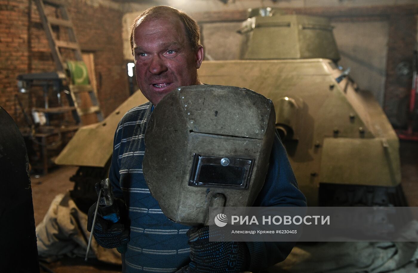 Мастер в Новосибирской области делает копии боевой техники времен ВОВ