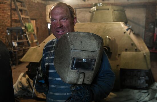 Мастер в Новосибирской области делает копии боевой техники времен ВОВ