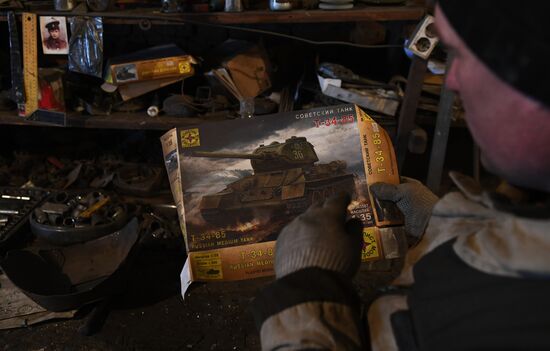 Мастер в Новосибирской области делает копии боевой техники времен ВОВ