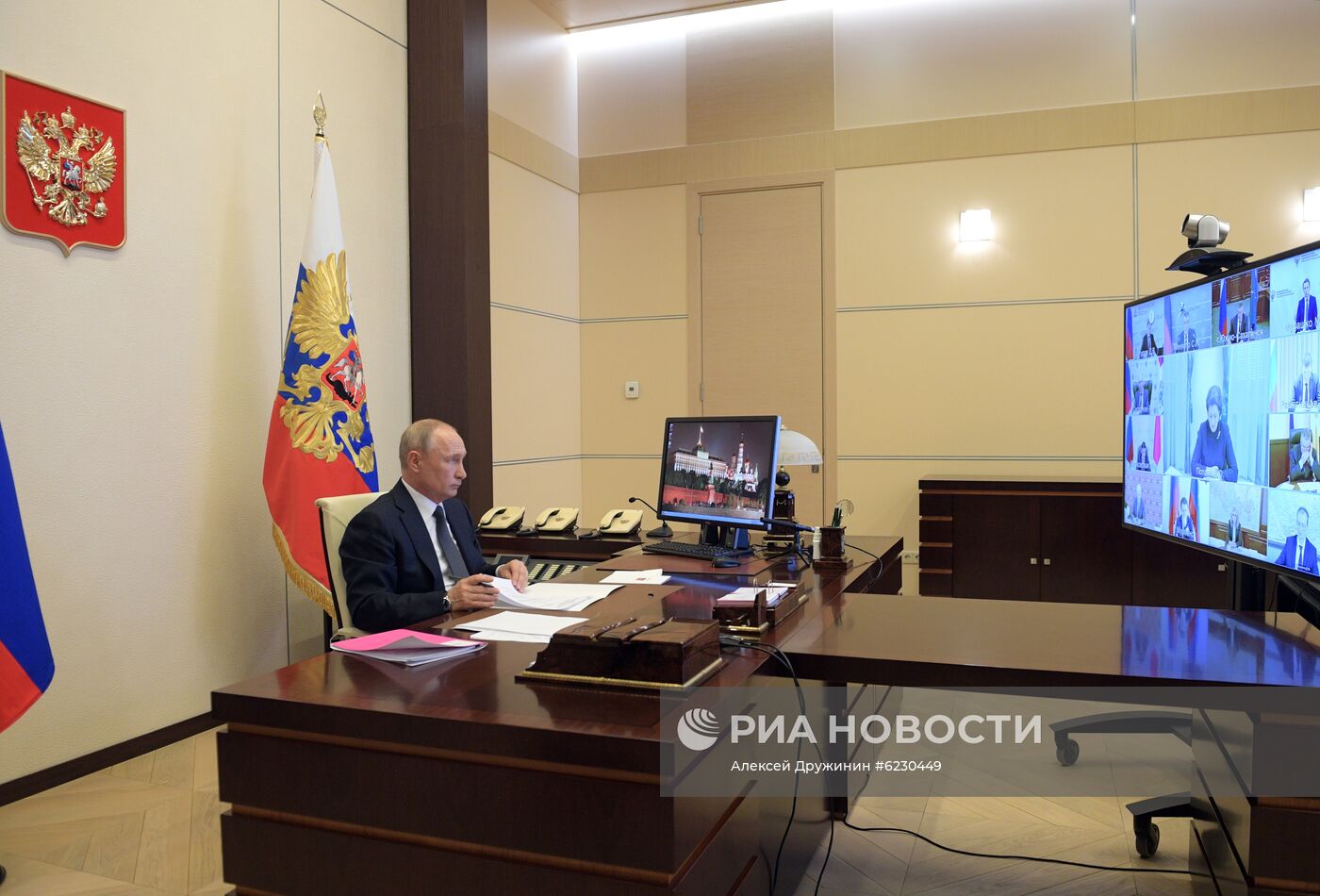 Президент РФ В. Путин провел совещание с главами регионов по борьбе с распространением коронавируса в РФ