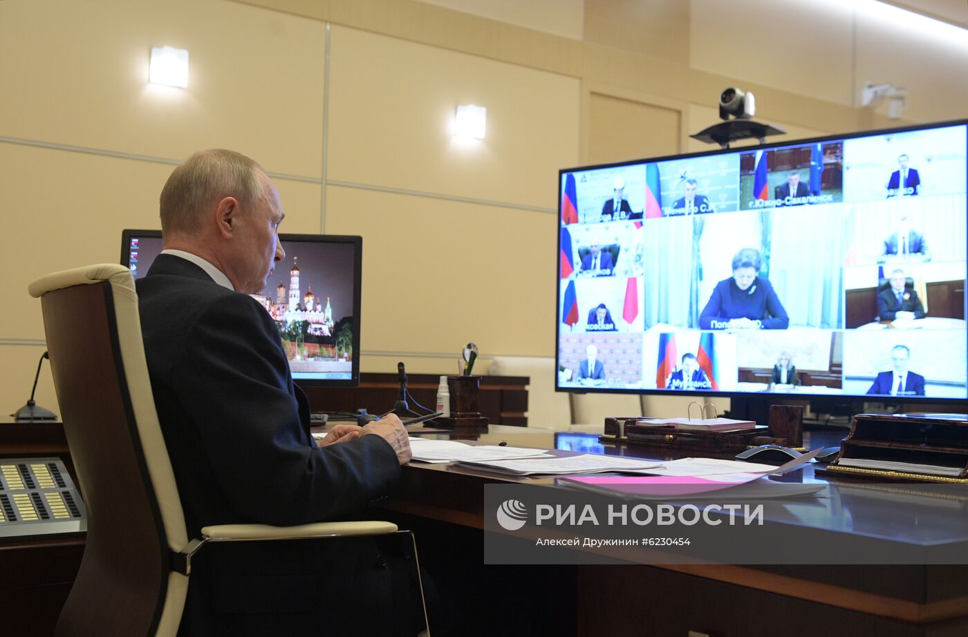 Президент РФ В. Путин провел совещание с главами регионов по борьбе с распространением коронавируса в РФ